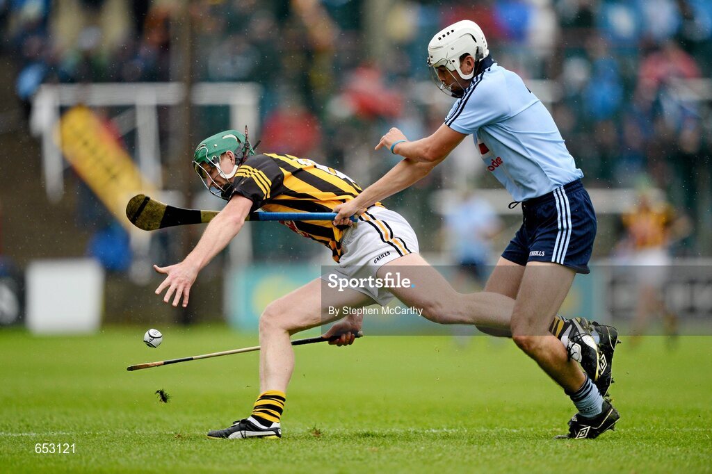 23 June 2012; Henry Shefflin, Kilkenny, in action against Michael Carton, Dublin. Leinster GAA Hurling Senior Championship Semi-Final, Dublin v Kilkenny, O'Moore Park, Portlaoise, Co. Laois. Picture credit: Stephen McCarthy / SPORTSFILE