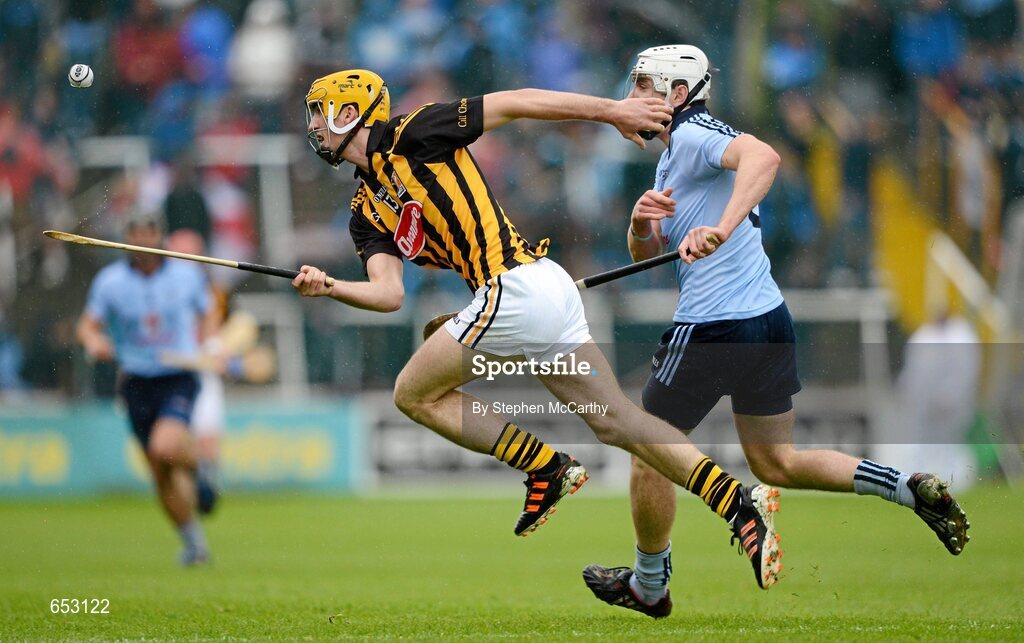 23 June 2012; Colin Fennelly, Kilkenny, in action against Peter Kelly, Dublin. Leinster GAA Hurling Senior Championship Semi-Final, Dublin v Kilkenny, O'Moore Park, Portlaoise, Co. Laois. Picture credit: Stephen McCarthy / SPORTSFILE