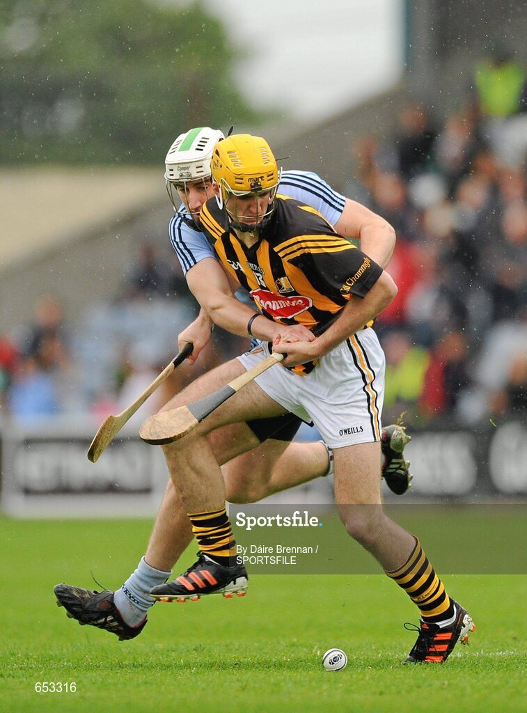 23 June 2012; Colin Fennelly, Kilkenny, in action against Peter Kelly, Dublin. Leinster GAA Hurling Senior Championship Semi-Final, Dublin v Kilkenny, O'Moore Park, Portlaoise, Co. Laois. Picture credit: Dáire Brennan / SPORTSFILE