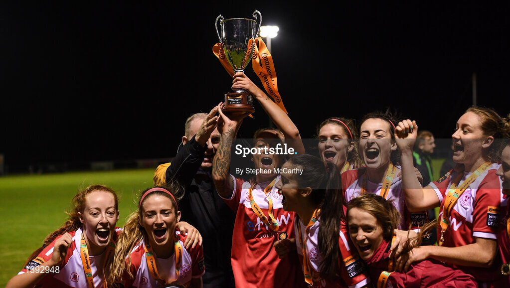 23 September 2017; Shelbourne Ladies captain Pearl Slattery lifts the cup following the Continental Tyres Women's National League Cup Final match between Peamount United and Shelbourne Ladies at Greenogue in Dublin. Photo by Stephen McCarthy/Sportsfile