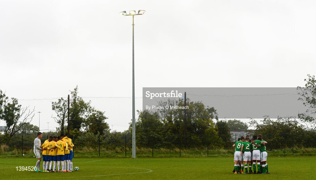 27 September 2017; The Brazil and Republic of Ireland teams in their huddles before the International Friendly match between Republic of Ireland and Brazil at the AUL Complex in Dublin. Photo by Piaras Ó Mídheach/Sportsfile