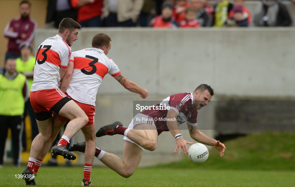 8 October 2017; Aidan McElligott of Mullinalaghta St Columba's in action against Robbie Smyth, left, and James McEntire of Abbeylara during the Longford County Senior Football Championship Final match between Abbeylara and Mullinalaghta St Columba's at Glennon Brothers Pearse Park in Longford. Photo by Piaras Ó Mídheach/Sportsfile