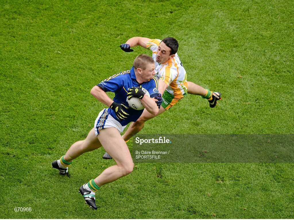 5 August 2012; Tomás î SŽ, Kerry, in action against Rory Kavanagh, Donegal. GAA Football All-Ireland Senior Championship Quarter-Final, Donegal v Kerry, Croke Park, Dublin. Picture credit: Dáire Brennan / SPORTSFILE