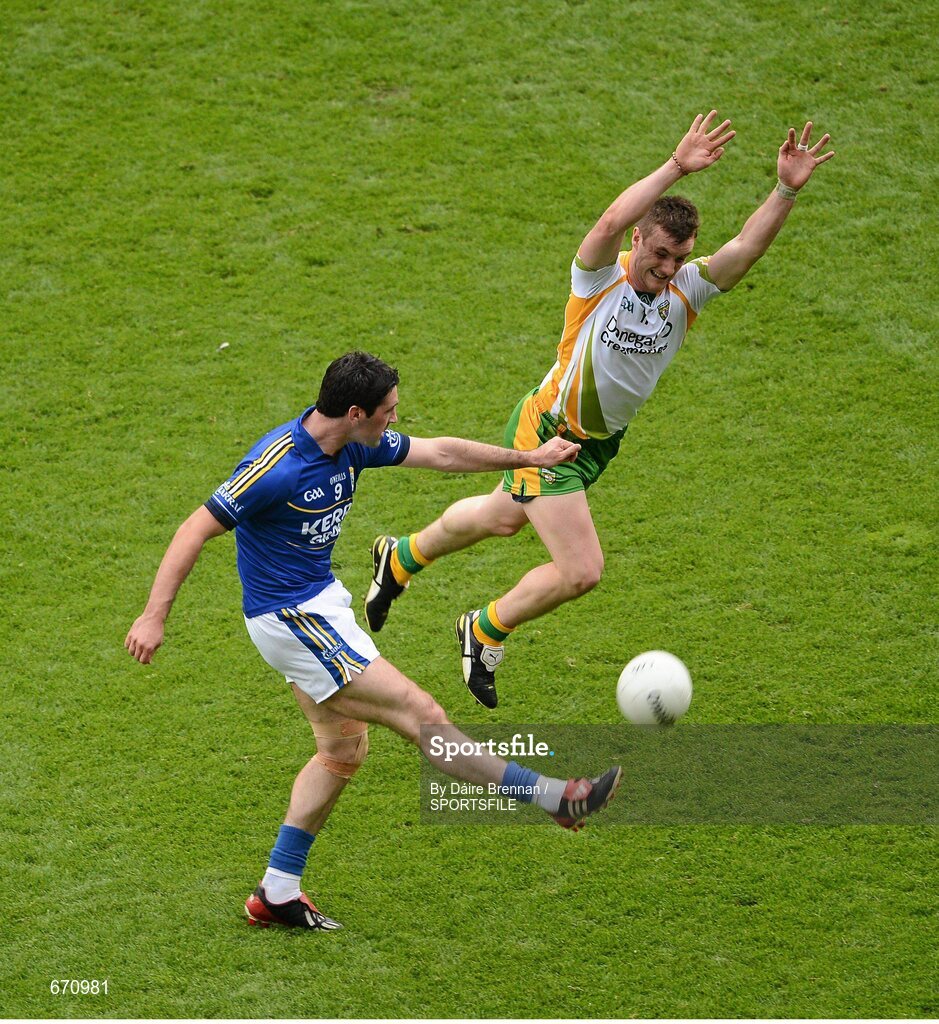 5 August 2012; Bryan Sheehan, Donegal, in action against Leo McLoone, Donegal. GAA Football All-Ireland Senior Championship Quarter-Final, Donegal v Kerry, Croke Park, Dublin. Picture credit: Dáire Brennan / SPORTSFILE