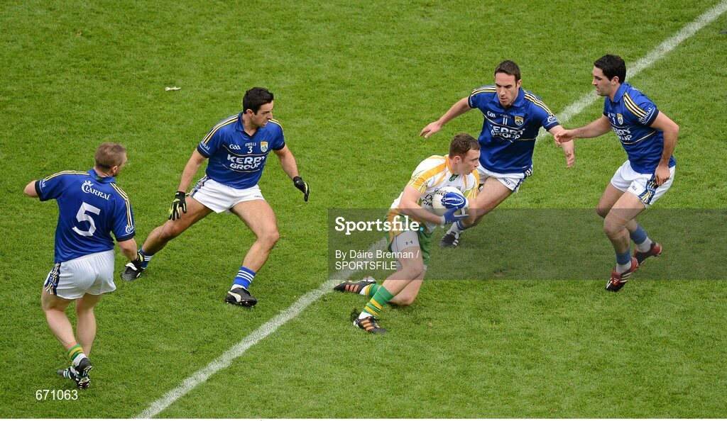 5 August 2012; Martin McElhinney, Donegal, is surrounded by Kerry players, left to right, Tomás î SŽ, Aidan O'Mahony, Declan O'Sullivan, and Bryan Sheehan. GAA Football All-Ireland Senior Championship Quarter-Final, Donegal v Kerry, Croke Park, Dublin. Picture credit: Dáire Brennan / SPORTSFILE