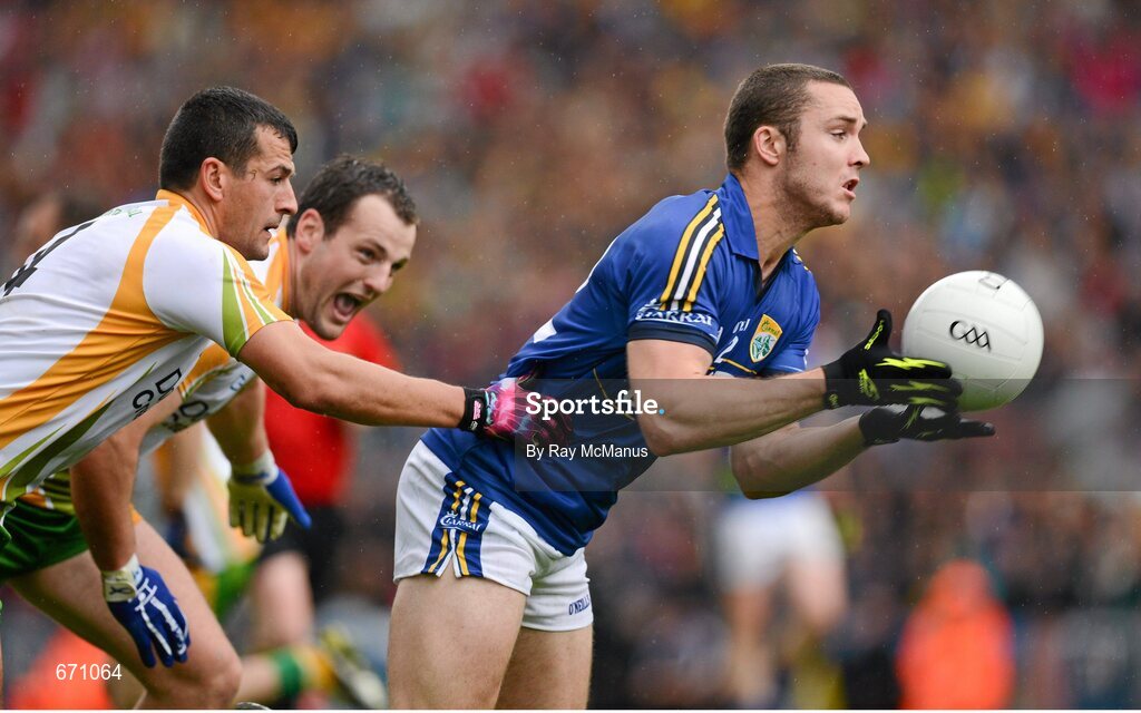 5 August 2012; Patrick Curtin, Kerry, in action against Michael Murphy and Frank McGlynn, left, Donegal. GAA Football All-Ireland Senior Championship Quarter-Final, Donegal v Kerry, Croke Park, Dublin. Picture credit: Ray McManus / SPORTSFILE