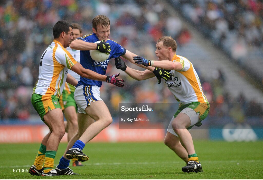 5 August 2012; Donnchadh Walsh, Kerry, in action against Frank McGlynn, left, and Anthoiny Thompson, Donegal. GAA Football All-Ireland Senior Championship Quarter-Final, Donegal v Kerry, Croke Park, Dublin. Picture credit: Ray McManus / SPORTSFILE