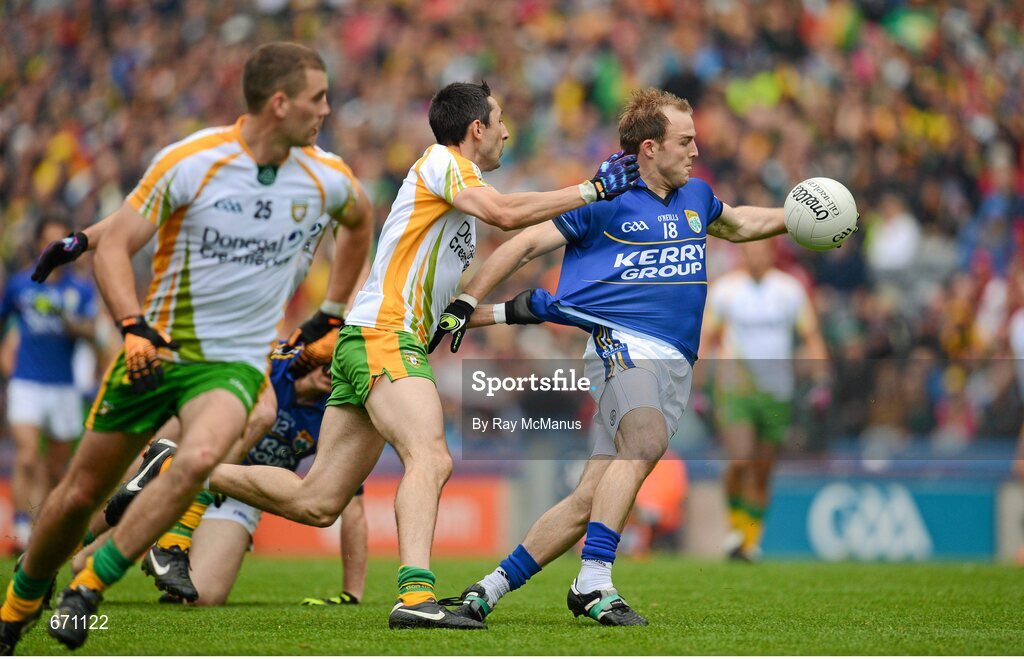 5 August 2012; Darran O'Sullivan, Kerry, has his jersey pulled by Rory Kavanagh, Donegal. GAA Football All-Ireland Senior Championship Quarter-Final, Donegal v Kerry, Croke Park, Dublin. Picture credit: Ray McManus / SPORTSFILE