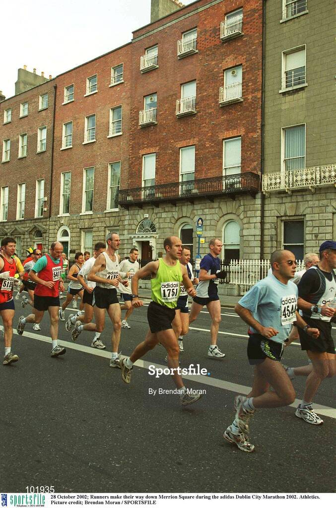 28 October 2002; Runners make their way down Merrion Square during the adidas Dublin City Marathon 2002. Athletics. Picture credit; Brendan Moran / SPORTSFILE