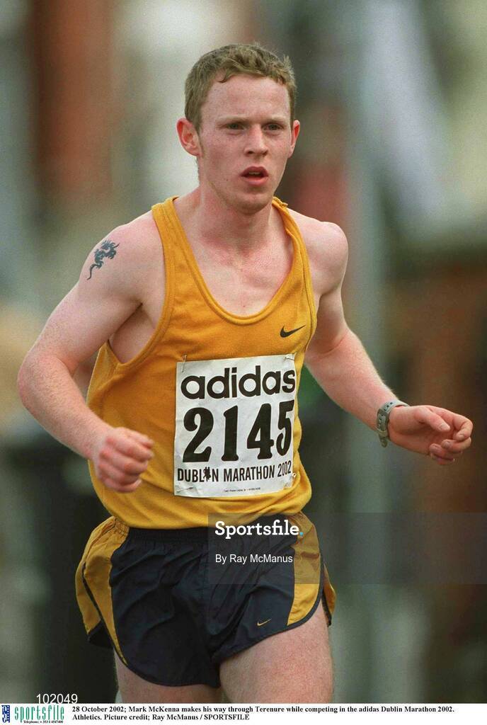 28 October 2002; Mark McKenna makes his way through Terenure while competing in the adidas Dublin Marathon 2002. Athletics. Picture credit; Ray McManus / SPORTSFILE