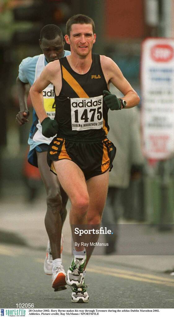 28 October 2002; Rory Byrne makes his way through Terenure during the adidas Dublin Marathon 2002. Athletics. Picture credit; Ray McManus / SPORTSFILE