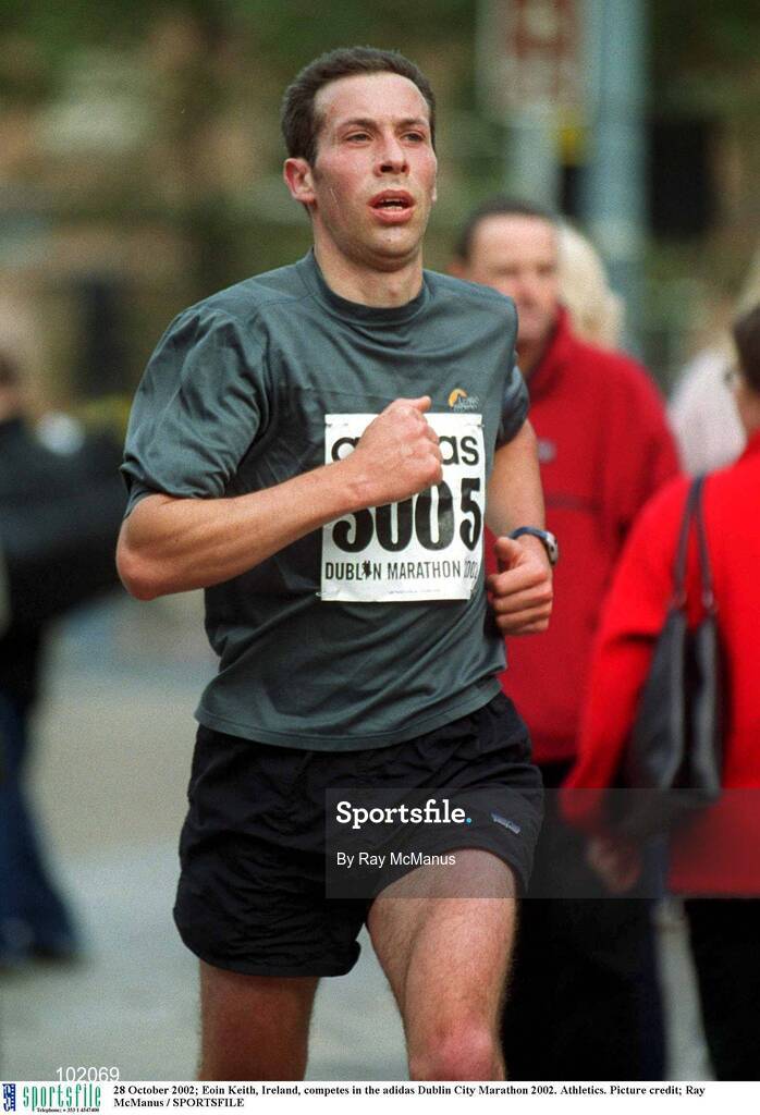 28 October 2002; Eoin Keith, Ireland, competes in the adidas Dublin City Marathon 2002. Athletics. Picture credit; Ray McManus / SPORTSFILE