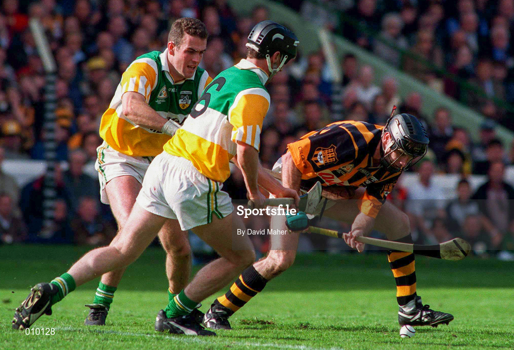 13 September 1998; DJ Carey of Kilkenny in action against Hubert Rigney and Kevin Martin of Offaly during the Guinness All-Ireland Senior Hurling Championship Final between Offaly and Kilkenny at Croke Park in Dublin. Photo by David Maher/Sportsfile