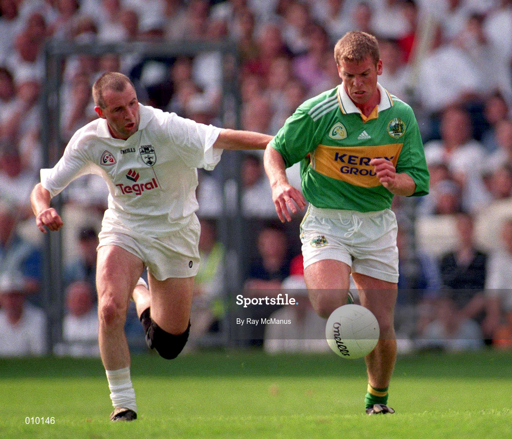 30 August 1998; Dara O'Cinneide of Kerry in action against Glenn Ryan of Kildare during the All-Ireland Senior Football Championship Semi-Final match between Kildare and Kerry at Croke Park in Dublin. Photo by Ray McManus/Sportsfile