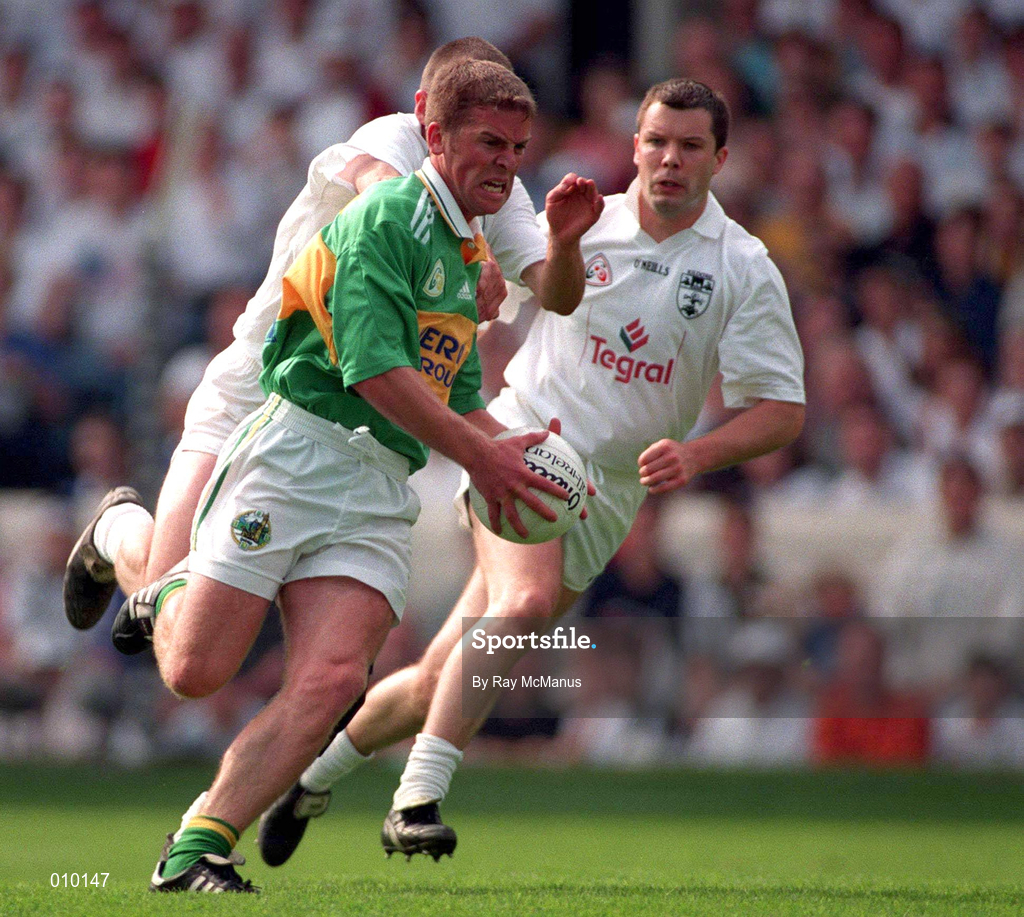 30 August 1998; Dara O'Cinnéide of Kerry in action against Glenn Ryan and Ronan Quinn of Kildare during the All-Ireland Senior Football Championship Semi-Final match between Kildare and Kerry at Croke Park in Dublin. Photo by Ray McManus/Sportsfile