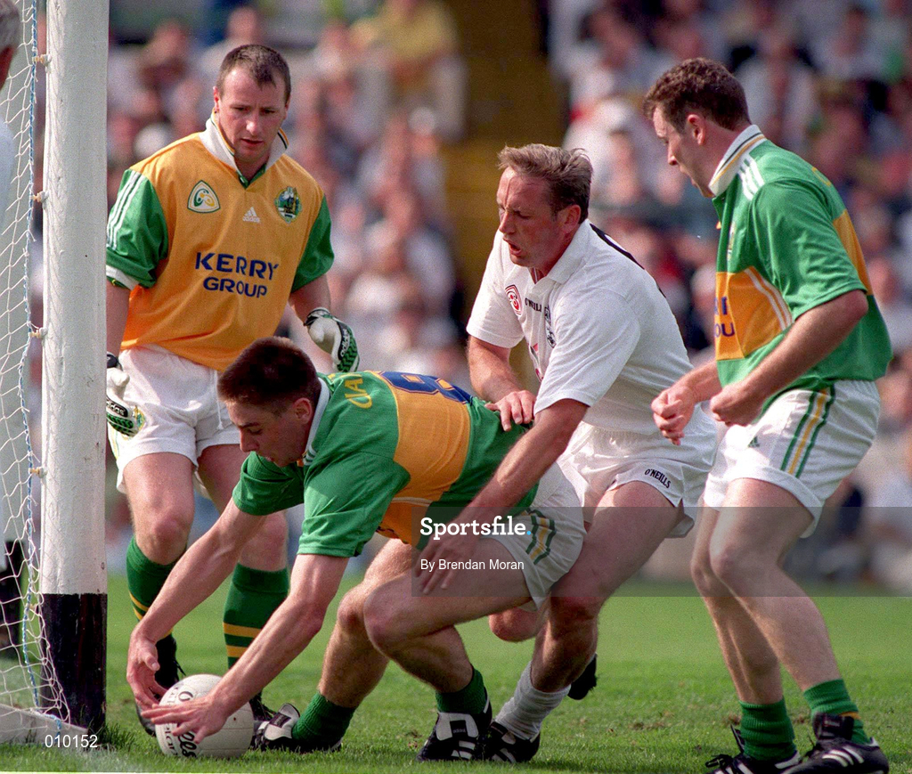 30 August 1998; Darragh O Se of Kerry picks up the ball under pressure from Willie McCreery of Kildare during the All-Ireland Senior Football Championship Semi-Final match between Kildare and Kerry at Croke Park in Dublin.Photo by Brendan Moran/Sportsfile