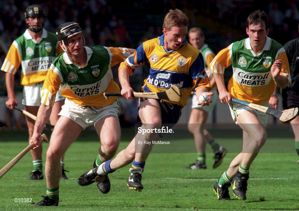 23 August 1998; Jamesie O'Connor of Clare in action against Hubert Rigney, left, and Johnny Pilkington of Offaly during the Guinness All-Ireland Senior Hurling Championship semi-final replay match between Offaly and Clare at Croke Park in Dublin. Photo by Damien Eagers/Sportsfile