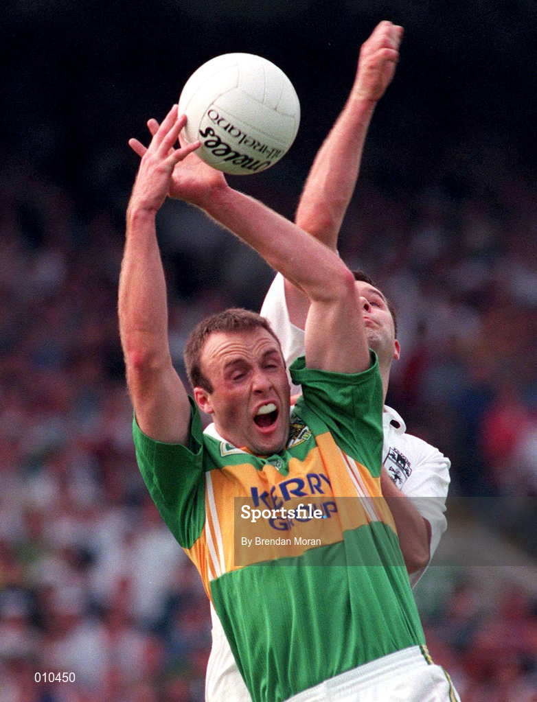 30 August 1998; John Crowley of Kerry in action against Ronan Quinn of Kildare during the All-Ireland Senior Football Championship Semi-Final match between Kildare and Kerry at Croke Park in Dublin. Photo by Brendan Moran/Sportsfile