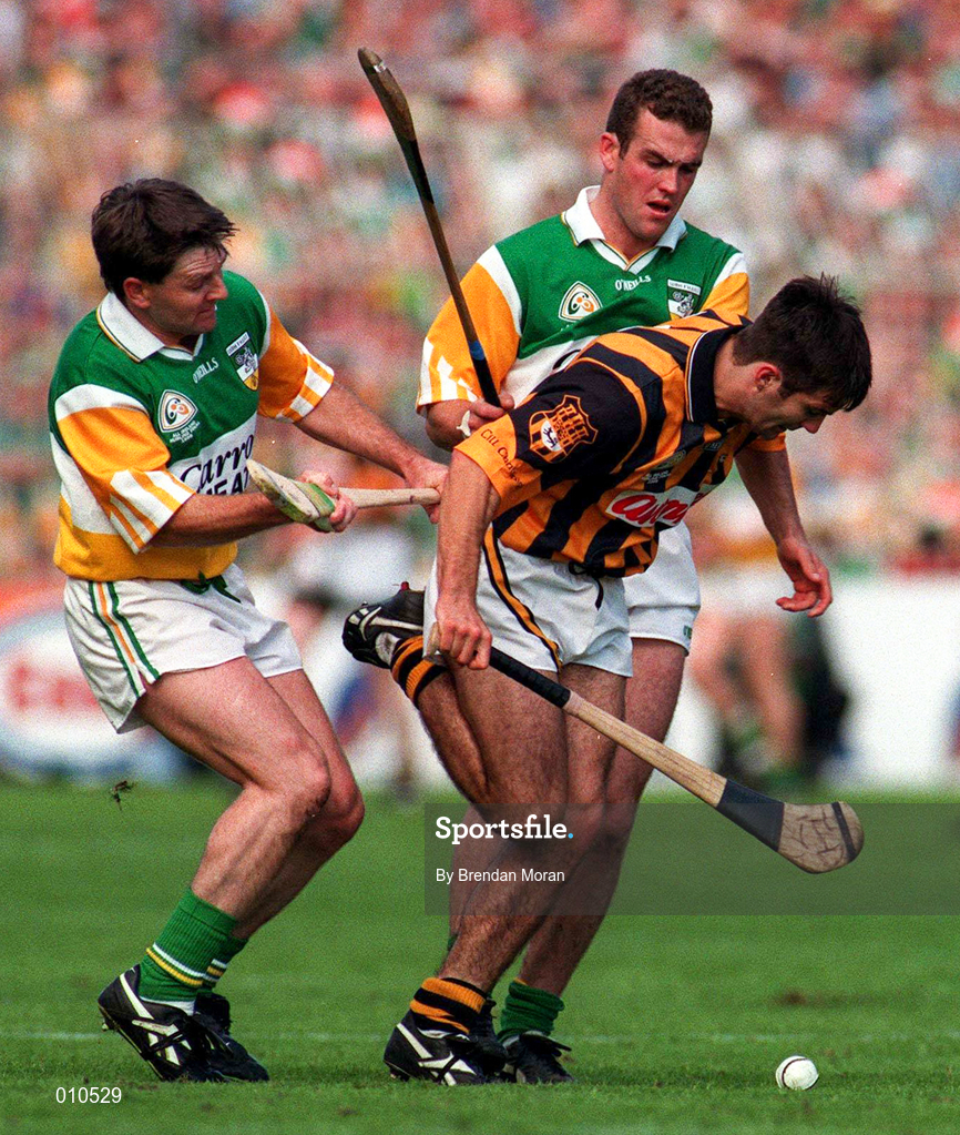 13 September 1998; Ken O'Shea of Kilkenny in action against Martin Hanamy, left, and Kevin Martin of Offaly during the Guinness All-Ireland Senior Hurling Championship Final between Offaly and Kilkenny at Croke Park in Dublin. Photo by Brendan Moran/Sportsfile
