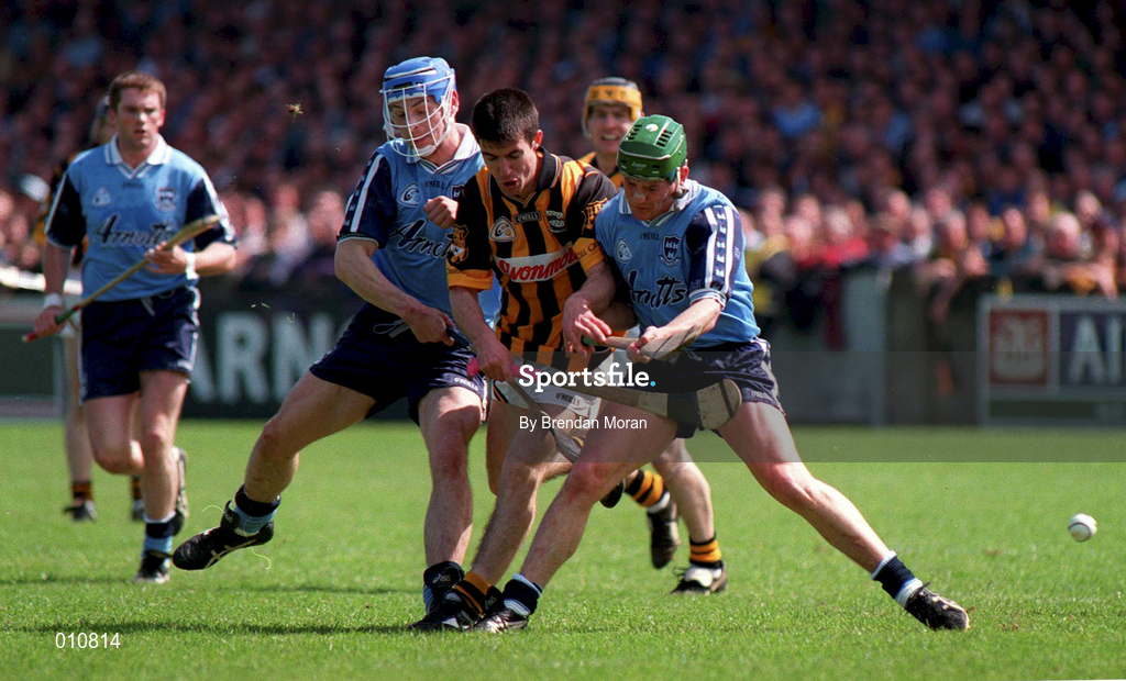 31 May 1998; Stephen Perkins, left, and Conor McCann of Dublin in action against Philip Larkin of Kilkenny during the Guinness Leinster Senior Hurling Championship quarter-final match between Dublin and Kilkenny at Parnell Park in Dublin. Photo by Brendan Moran/Sportsfile