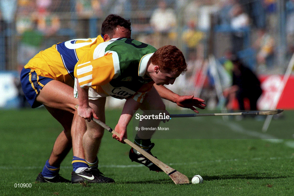 9 August 1998; Simon Whelahan of Offaly in action against PJ O'Connell of Clare during the Guinness All-Ireland Senior Hurling Championship semi-final match between Offaly and Clare at Croke Park in Dublin. Photo by Brendan Moran/Sportsfile