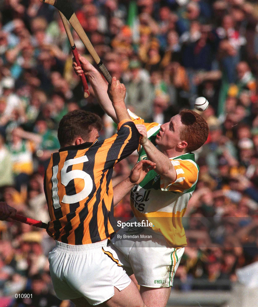 13 September 1998; Simon Whelahan of Offaly in action against Charlie Carter of Kilkenny during the Guinness All-Ireland Senior Hurling Championship Final match between Offaly and Kilkenny at Croke Park in Dublin. Photo by Brendan Moran/Sportsfile