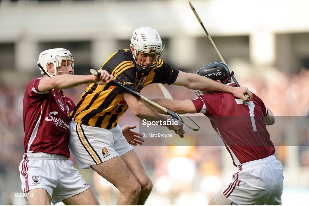 30 September 2012; Michael Fennelly, Kilkenny, in action against David Collins, right, and Andy Smith, Galway. GAA Hurling All-Ireland Senior Championship Final Replay, Kilkenny v Galway, Croke Park, Dublin. Picture credit: Matt Browne / SPORTSFILE