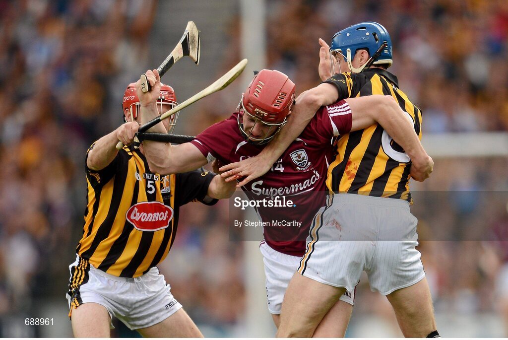 30 September 2012; Joe Canning, Galway, in action against Tommy Walsh, left, and Brian Hogan, Kilkenny. GAA Hurling All-Ireland Senior Championship Final Replay, Kilkenny v Galway, Croke Park, Dublin. Picture credit: Stephen McCarthy / SPORTSFILE