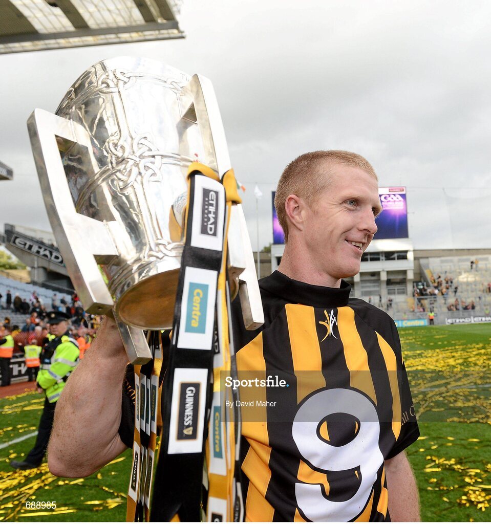 30 September 2012; Henry Shefflin, Kilkenny, celebrates with the Liam MacCarthy cup at the end of the game, wearing the no.9 jersey. GAA Hurling All-Ireland Senior Championship Final Replay, Kilkenny v Galway, Croke Park, Dublin. Picture credit: David Maher / SPORTSFILE
