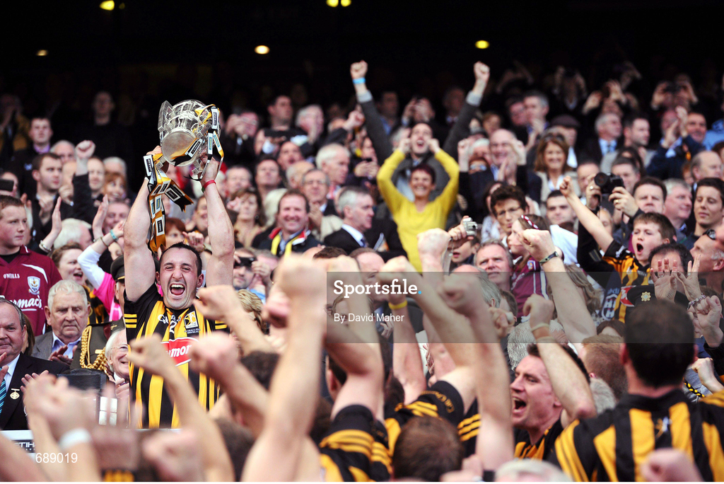 30 September 2012; Kilkenny captain Eoin Larkin lifts the Liam MacCarthy Cup. GAA Hurling All-Ireland Senior Championship Final Replay, Kilkenny v Galway, Croke Park, Dublin. Picture credit: David Maher / SPORTSFILE
