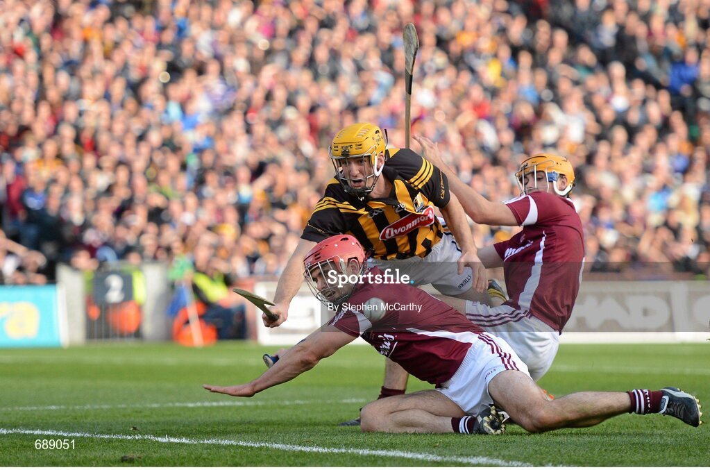30 September 2012; Colin Fennelly, Kilkenny, score his side's third goal despite Galway players Fergal Moore and Johnny Coen, right . GAA Hurling All-Ireland Senior Championship Final Replay, Kilkenny v Galway, Croke Park, Dublin. Picture credit: Stephen McCarthy / SPORTSFILE