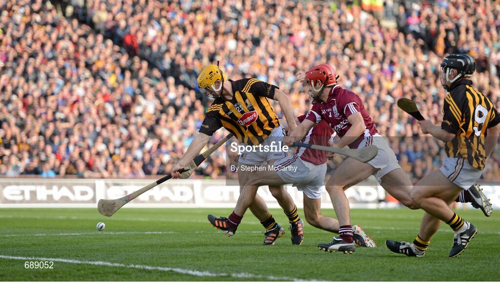 30 September 2012; Colin Fennelly, Kilkenny, score his side's third goal despite Galway players Johnny Coen and Fergal Moore, 4 . GAA Hurling All-Ireland Senior Championship Final Replay, Kilkenny v Galway, Croke Park, Dublin. Picture credit: Stephen McCarthy / SPORTSFILE