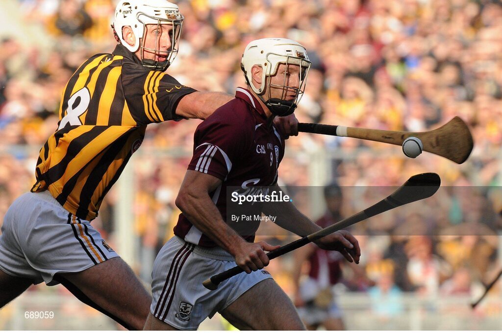 30 September 2012; Amdrew Smith, Galway, in action against Michael Fennelly, Kilkenny. GAA Hurling All-Ireland Senior Championship Final Replay, Kilkenny v Galway, Croke Park, Dublin. Picture credit: Pat Murphy / SPORTSFILE