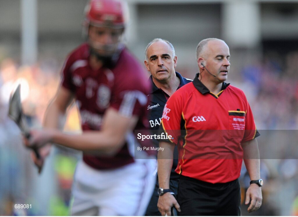 30 September 2012; Galway manager Anthony Cunningham watches Joe Canning take a sideline cut. GAA Hurling All-Ireland Senior Championship Final Replay, Kilkenny v Galway, Croke Park, Dublin. Picture credit: Pat Murphy / SPORTSFILE