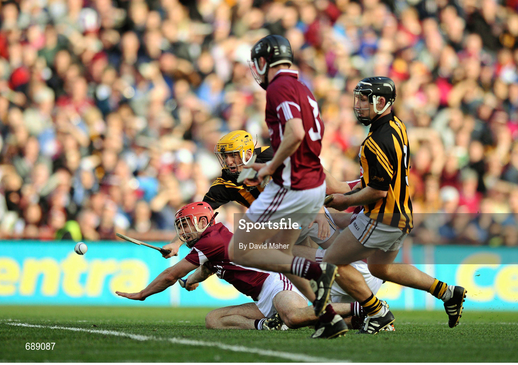 30 September 2012; Kilkenny's Colin Fennelly, left, beats Fergal Moore, Galway, to score his side's third goal. GAA Hurling All-Ireland Senior Championship Final Replay, Kilkenny v Galway, Croke Park, Dublin. Picture credit: David Maher / SPORTSFILE