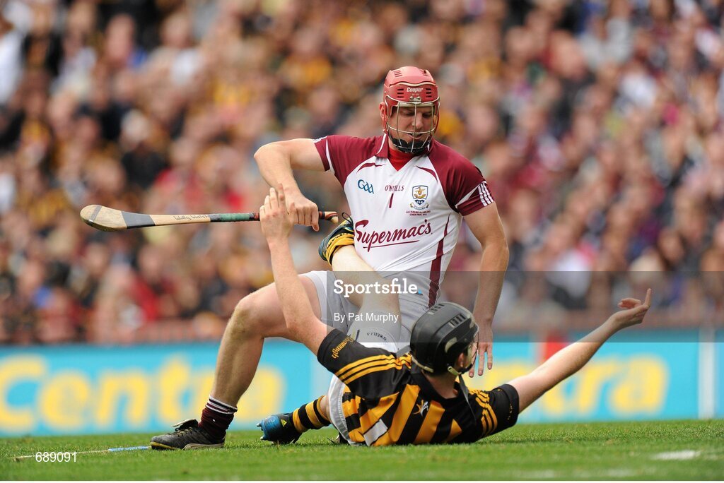30 September 2012; Walter Walsh, Kilkenny, and James Skehill, Galway, during an altercation. GAA Hurling All-Ireland Senior Championship Final Replay, Kilkenny v Galway, Croke Park, Dublin. Picture credit: Pat Murphy / SPORTSFILE