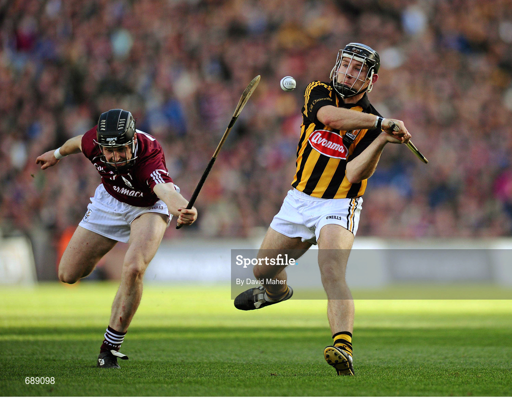 30 September 2012; Richie Hogan, Kilkenny, in action against Kevin Hynes, Galway. GAA Hurling All-Ireland Senior Championship Final Replay, Kilkenny v Galway, Croke Park, Dublin. Picture credit: David Maher / SPORTSFILE