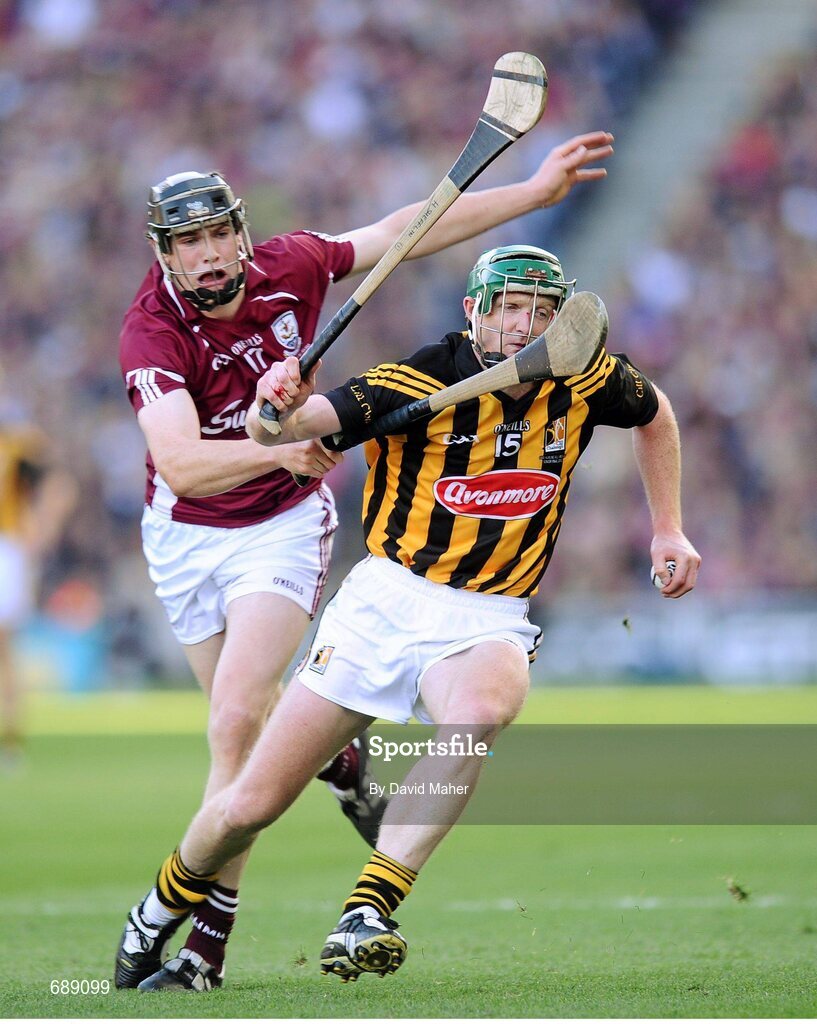 30 September 2012; Henry Shefflin, Kilkenny, in action against Joseph Cooney, Galway. GAA Hurling All-Ireland Senior Championship Final Replay, Kilkenny v Galway, Croke Park, Dublin. Picture credit: David Maher / SPORTSFILE
