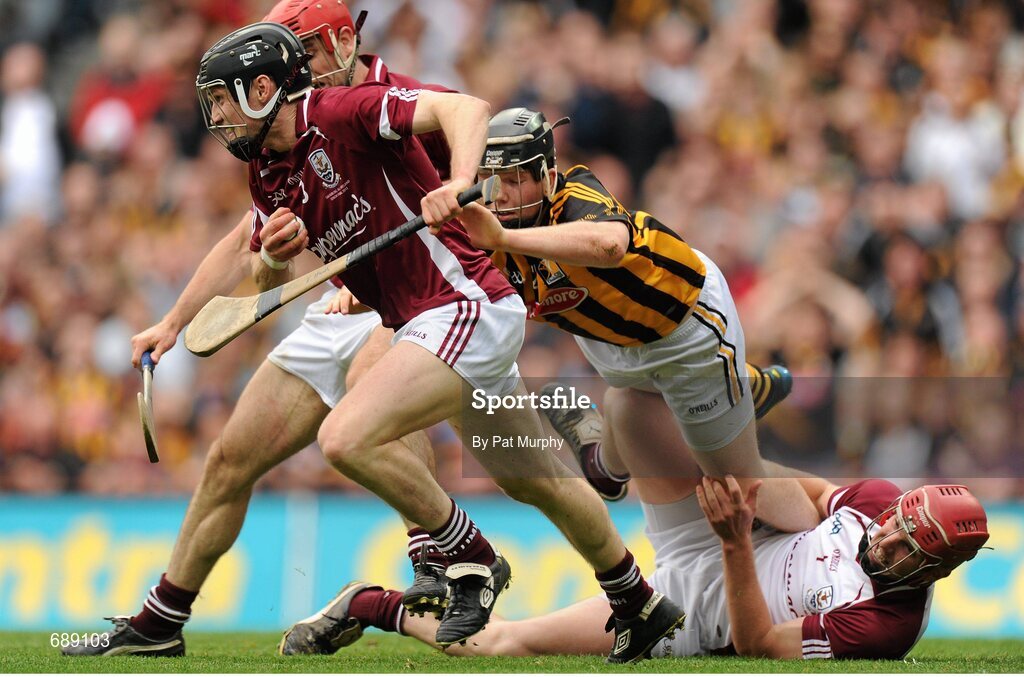30 September 2012; Galway's Kevin Hynes, supported by team-mates Fergal Moore, hidden, and James Skehill, bottom right, in action against Walter Walsh, Kilkenny. GAA Hurling All-Ireland Senior Championship Final Replay, Kilkenny v Galway, Croke Park, Dublin. Picture credit: Pat Murphy / SPORTSFILE