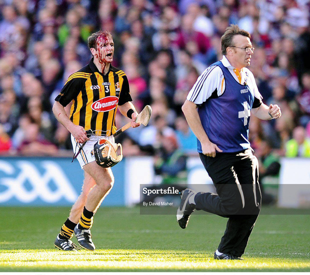 30 September 2012; JJ Delaney, Kilkenny, leaves the pitch to receive medical attention for a head injury. GAA Hurling All-Ireland Senior Championship Final Replay, Kilkenny v Galway, Croke Park, Dublin. Picture credit: David Maher / SPORTSFILE