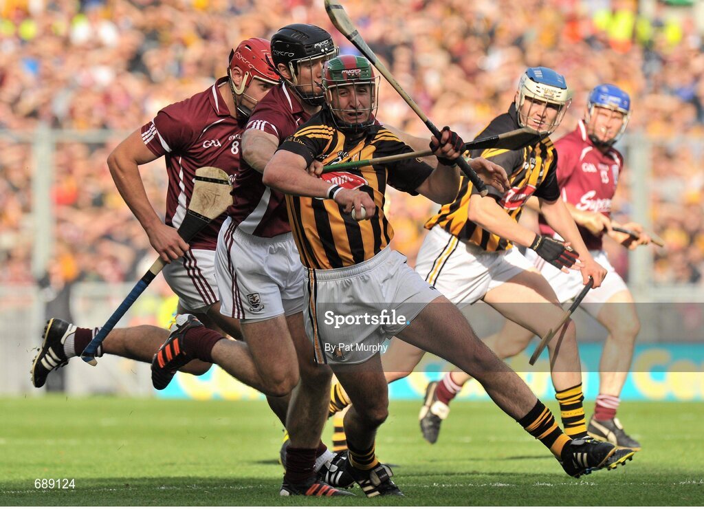 30 September 2012; Eoin Larkin, Kilkenny, in action against Tony Og Regan, Galway. GAA Hurling All-Ireland Senior Championship Final Replay, Kilkenny v Galway, Croke Park, Dublin. Picture credit: Pat Murphy / SPORTSFILE