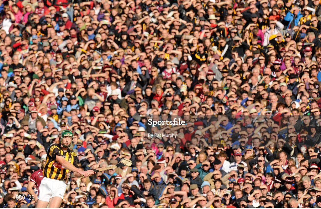 30 September 2012; Henry Shefflin, Kilkenny, takes a free. GAA Hurling All-Ireland Senior Championship Final Replay, Kilkenny v Galway, Croke Park, Dublin. Picture credit: Pat Murphy / SPORTSFILE