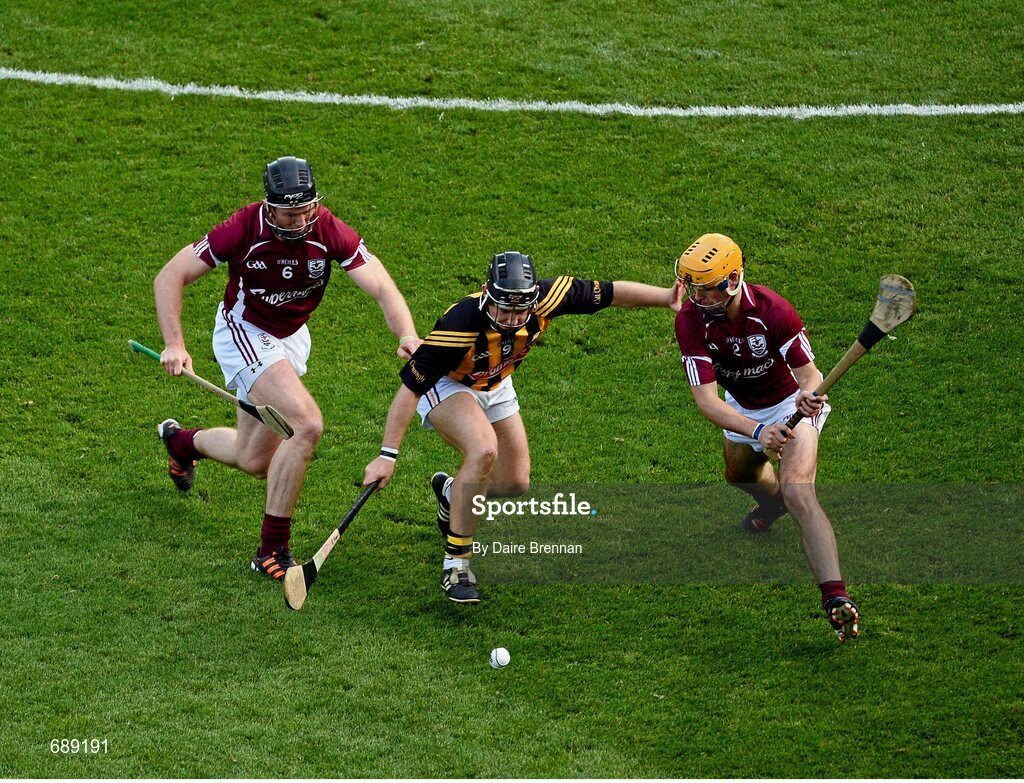 30 September 2012; Richie Hogan, Kilkenny, in action against Tony Óg Regan, left, and Johnny Coen, Galway. GAA Hurling All-Ireland Senior Championship Final Replay, Kilkenny v Galway, Croke Park, Dublin. Picture credit: Daire Brennan / SPORTSFILE