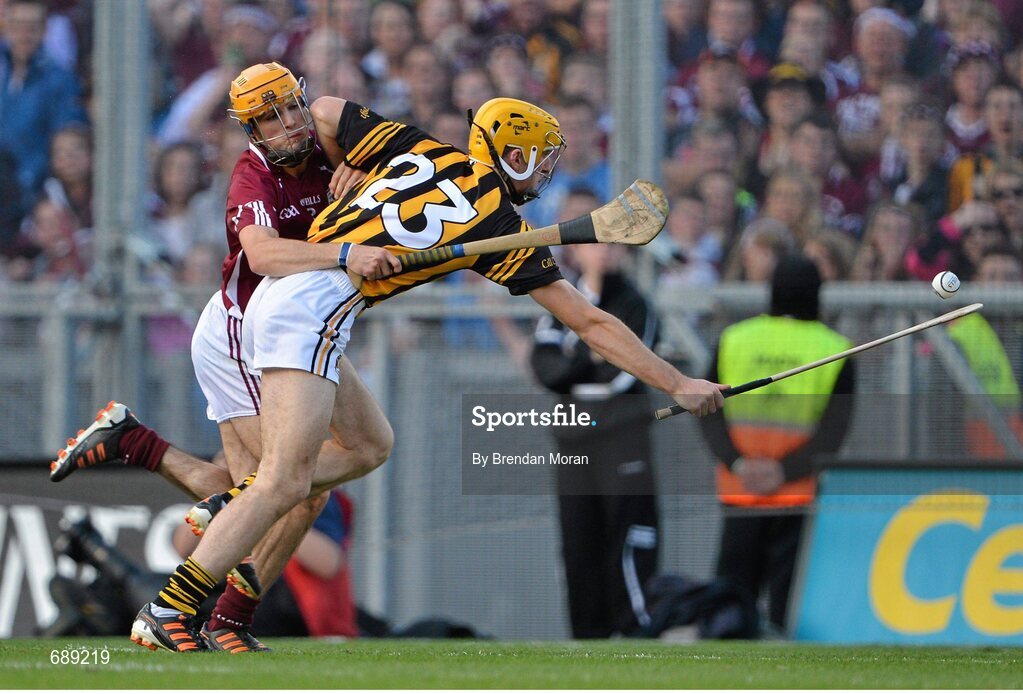 30 September 2012; Colin Fennelly, Kilkenny, controls the sliothar as he holds off the challenge of Galway's Johnny Coen on the way to scoring his side's third goal. GAA Hurling All-Ireland Senior Championship Final Replay, Kilkenny v Galway, Croke Park, Dublin. Picture credit: Brendan Moran / SPORTSFILE