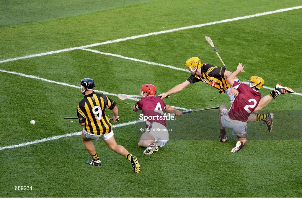 30 September 2012; Colin Fennelly, Kilkenny, scores his side's third goal. GAA Hurling All-Ireland Senior Championship Final Replay, Kilkenny v Galway, Croke Park, Dublin. Picture credit: Daire Brennan / SPORTSFILE
