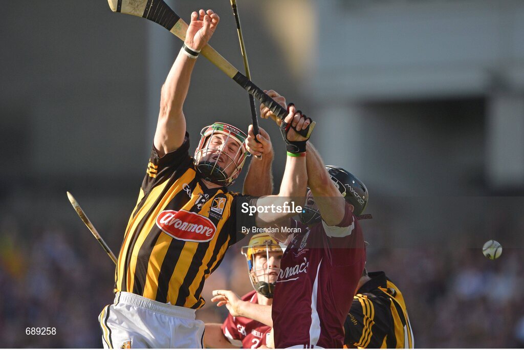 30 September 2012; Eoin Larkin, Kilkenny, contests a dropping ball with David Collins, Galway. GAA Hurling All-Ireland Senior Championship Final Replay, Kilkenny v Galway, Croke Park, Dublin. Picture credit: Brendan Moran / SPORTSFILE