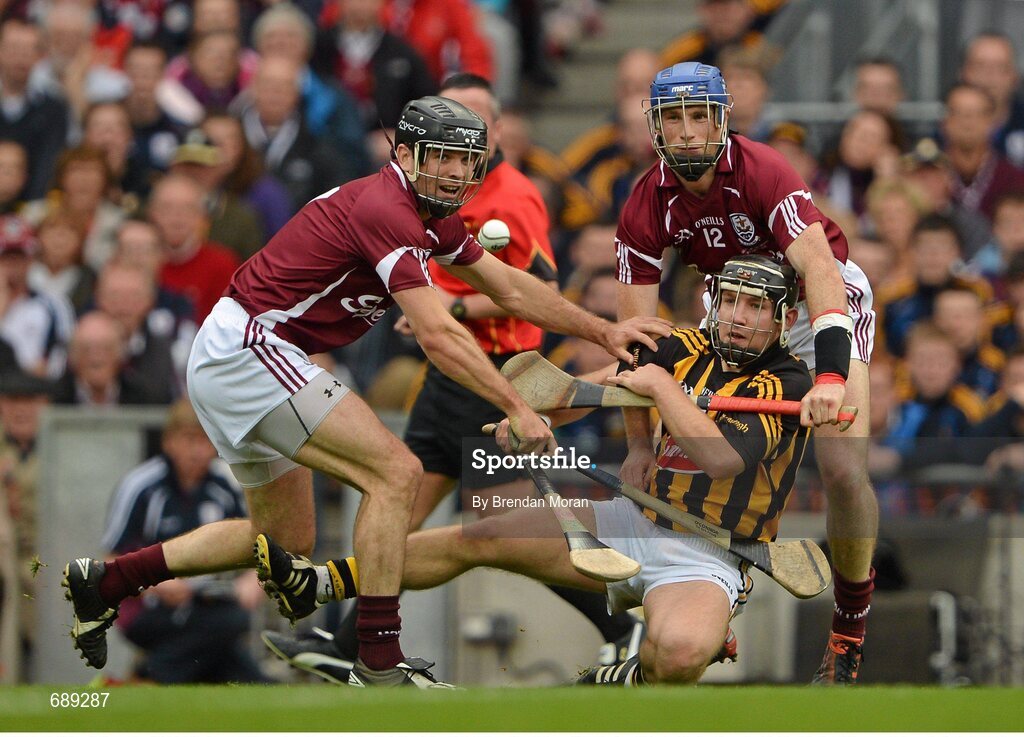 30 September 2012; Richie Hogan, Kilkenny, in action against David Collins, left, and Cyril Donnellan, Galway. GAA Hurling All-Ireland Senior Championship Final Replay, Kilkenny v Galway, Croke Park, Dublin. Picture credit: Brendan Moran / SPORTSFILE