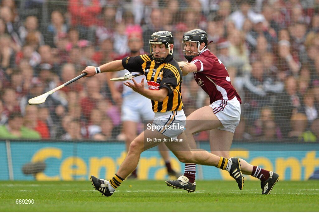 30 September 2012; Richie Hogan, Kilkenny, in action against Kevin Hynes, Galway. GAA Hurling All-Ireland Senior Championship Final Replay, Kilkenny v Galway, Croke Park, Dublin. Picture credit: Brendan Moran / SPORTSFILE
