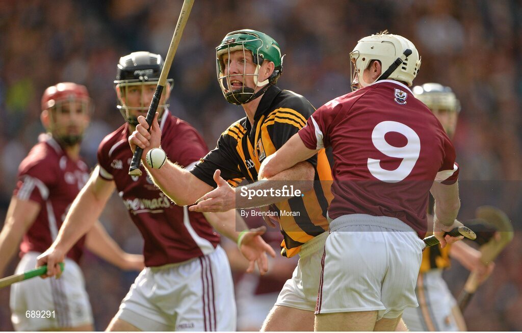 30 September 2012; Henry Shefflin, Kilkenny, in action against Tony Óg Regan, left, and Andrew Smith, Galway. GAA Hurling All-Ireland Senior Championship Final Replay, Kilkenny v Galway, Croke Park, Dublin. Picture credit: Brendan Moran / SPORTSFILE