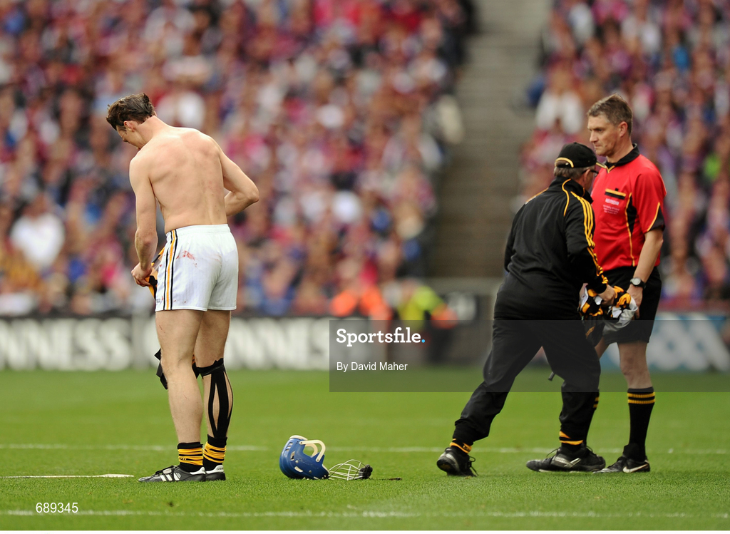 30 September 2012; Brian Hogan, Kilkenny, changes his jersey during the first half. GAA Hurling All-Ireland Senior Championship Final Replay, Kilkenny v Galway, Croke Park, Dublin. Picture credit: David Maher / SPORTSFILE